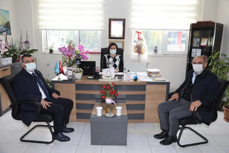 Söğüt, sağlık çalışanlarına ve mahalle muhtarına ziyaret gerçekleştirdi
