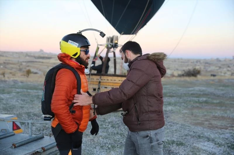 Uçma hayalini paraşütle gerçekleştiren genç ülke semalarında süzülüyor