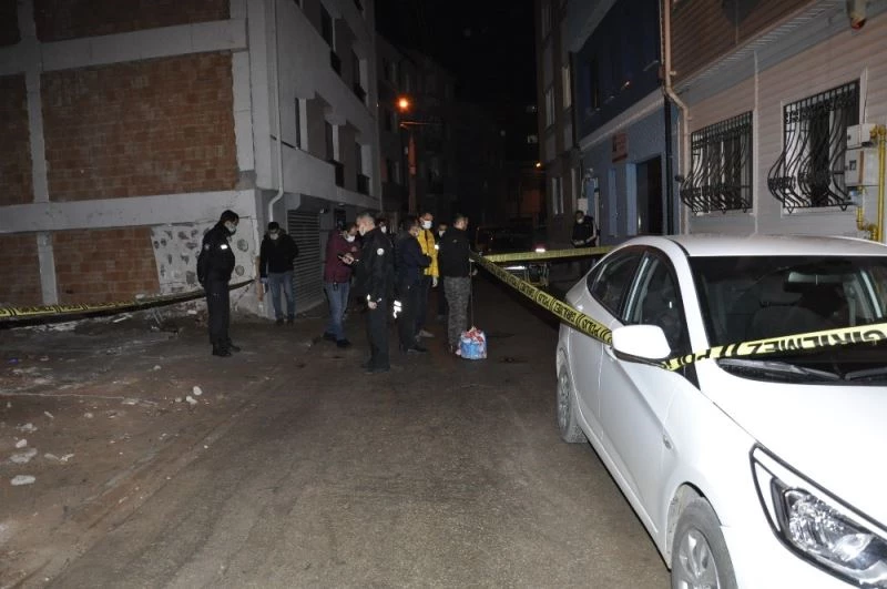 Arkadaşını vurmak isterken kendisini yaraladı
