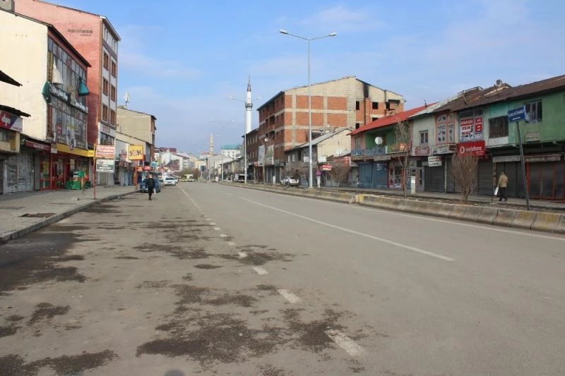 Ağrı’da sokağa çıkma yasağı nedeniyle meydanlarda sessizlik hakim
