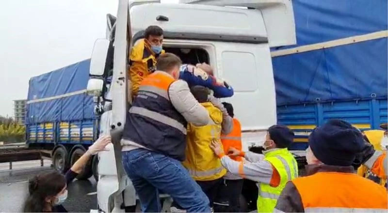 Sefaköy’de tır metrobüs bariyerlerini biçti, faciadan dönüldü
