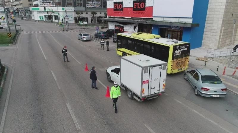 Bursa’da sokak kısıtlamasında cadde ve meydanlar boş kaldı
