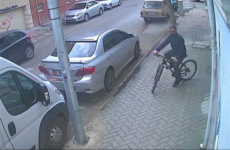 Bisiklet çalmayı meslek edinen hırsız kameralara yakalandı
