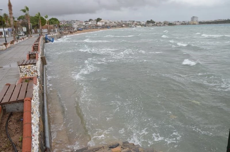Didim’de şiddetli lodos çatı uçurdu, deniz kabardı
