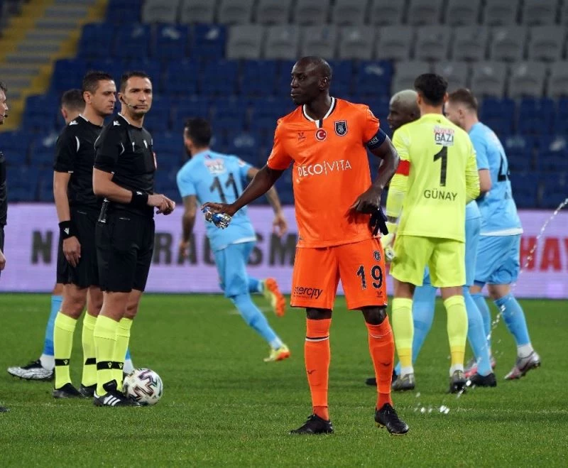 Demba Ba kaptan olarak sahada
