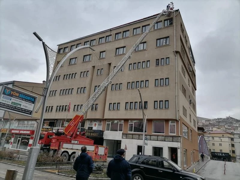 Bayburt Belediye binasının çatısı kar, buz eritme sistemine kavuştu

