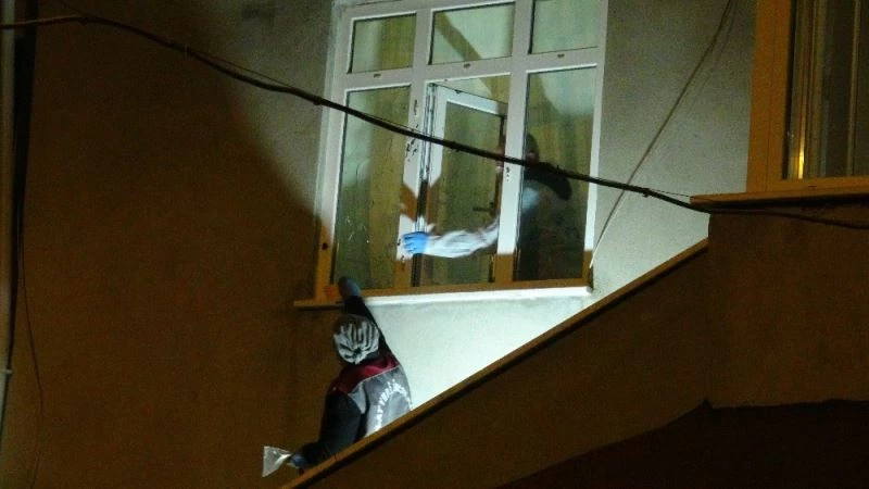 Pompalı tüfeklerle evi kurşuna dizdiler
