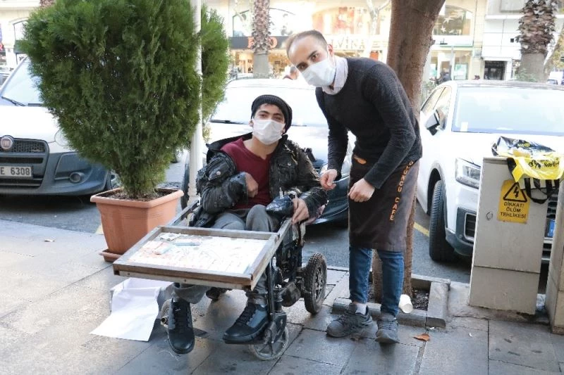 Görenlerin yüreğini, engelli gencin ayağını ısıttı
