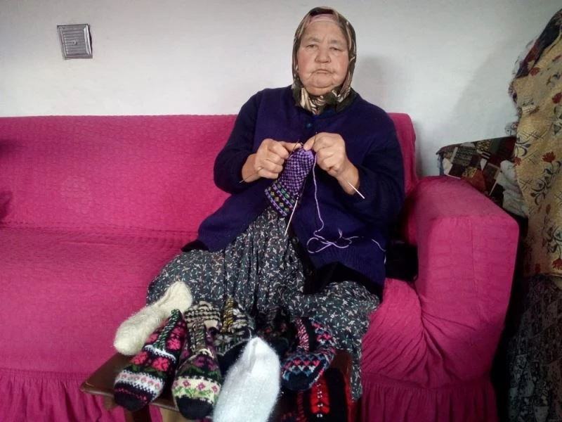 Sokağa çıkma kısıtlamasını çorap örerek evde geçiriyorlar
