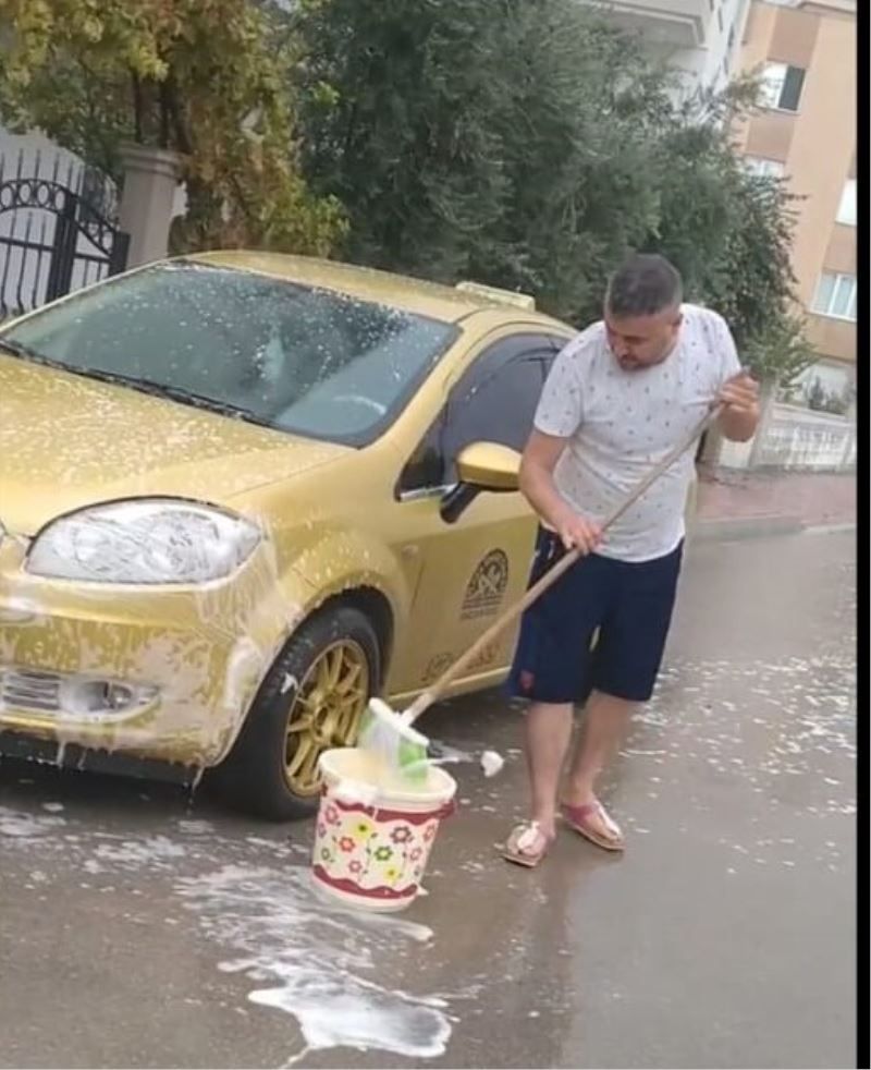 Şiddetli yağmuru fırsata çevirdiler, yağış altında arabalarını yıkadılar
