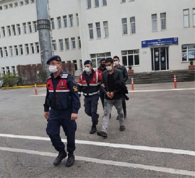 Kablo hırsızları jandarmadan kaçamadan yakayı ele verdi
