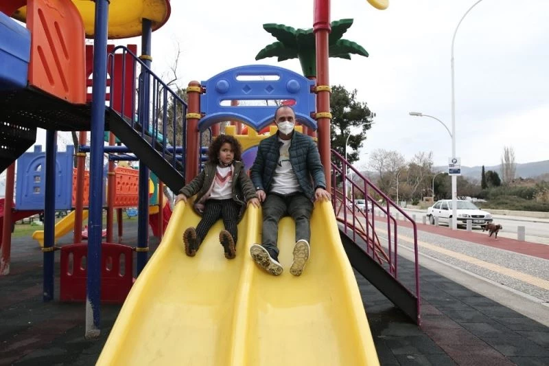 14 gün karantinada kalan sağlıkçı babasına kavuşan Ecem ve babası soluğu çocuk parkında aldı
