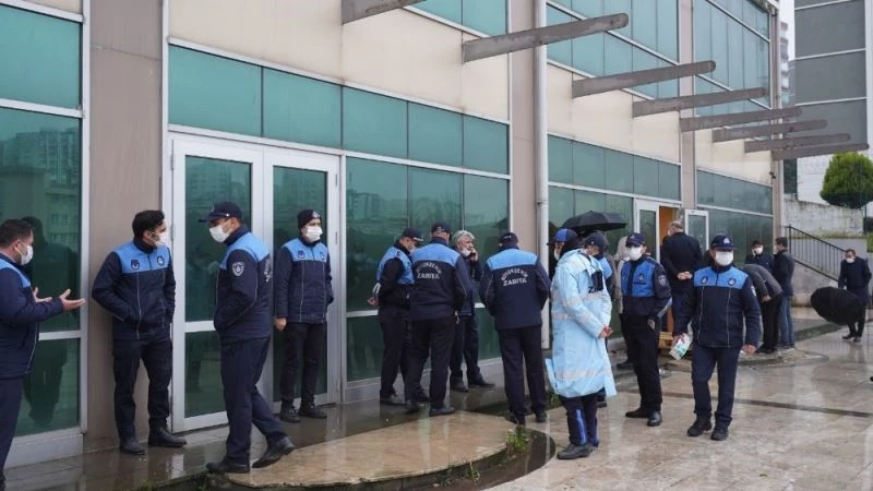 İBB zabıtasından akıl almaz uygulama, kilidi kırıp içeri girdiler
