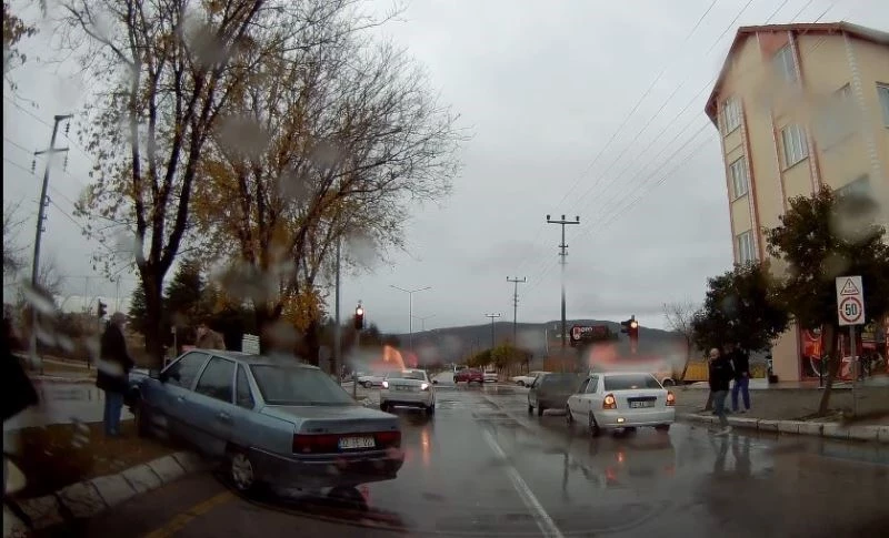 Dikkatsiz sürücünün kaza anı kameraya yansıdı
