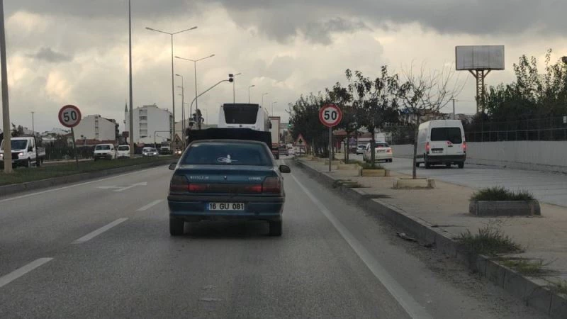 (Özel) Ana yolda kaputu açık yol aldı, görenler şaştı kaldı
