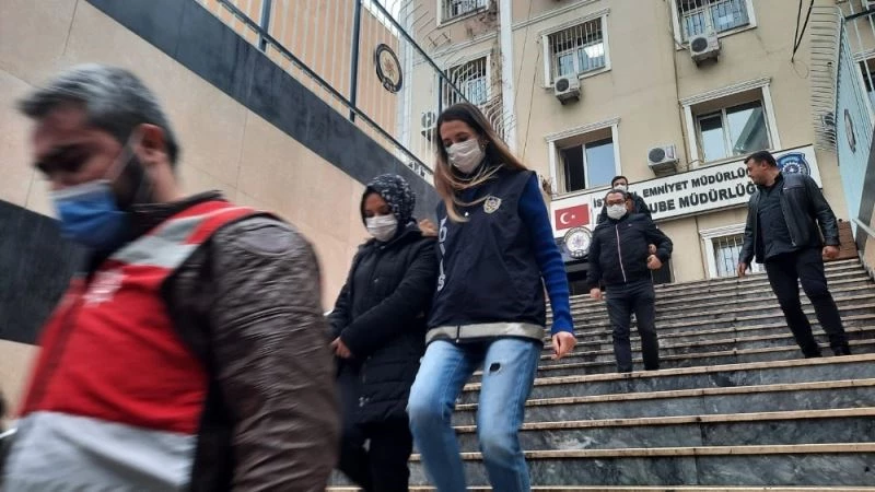 86 yaşındaki kadından dolandırdıkları 60 bin Dolar ile fotoğraf çektirdi
