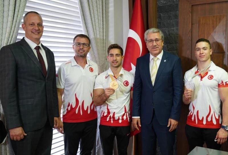 Rektör Budak, Egeli milli sporcular Arıcan ve Çolak’ı tebrik etti
