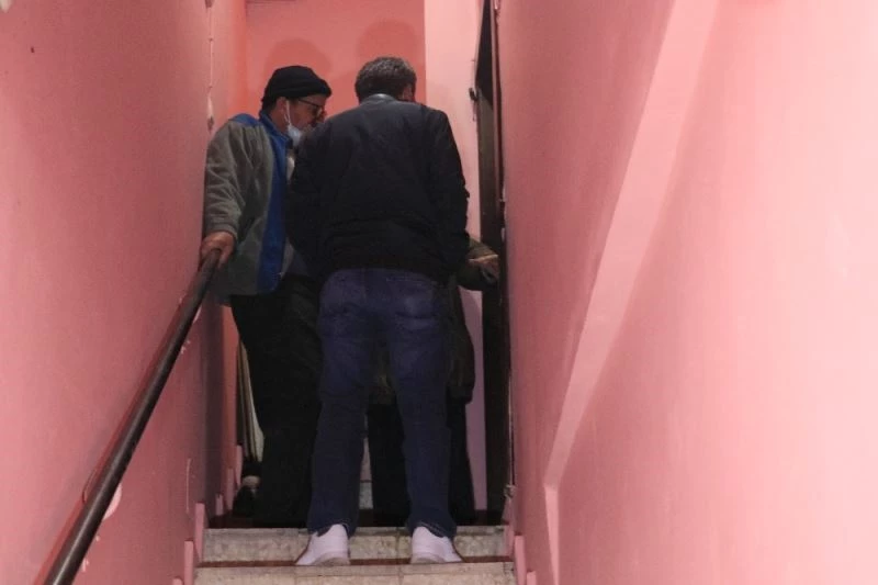 Anne ve babasını rehin aldı, oturdukları evi ateşe verdi
