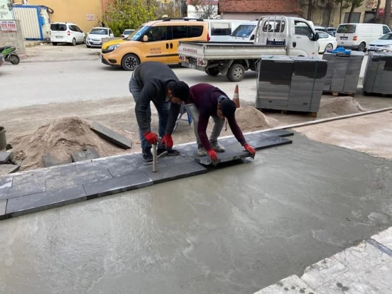 Bucak’ta yıpranan kaldırımlar yenileniyor
