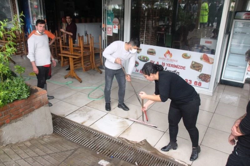 Bodrum’da dükkanlar sular altında kaldı
