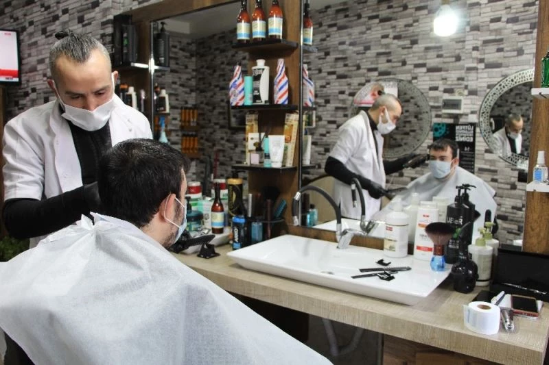 Bu berberde bütün engelliler ücretsiz tıraş oluyor
