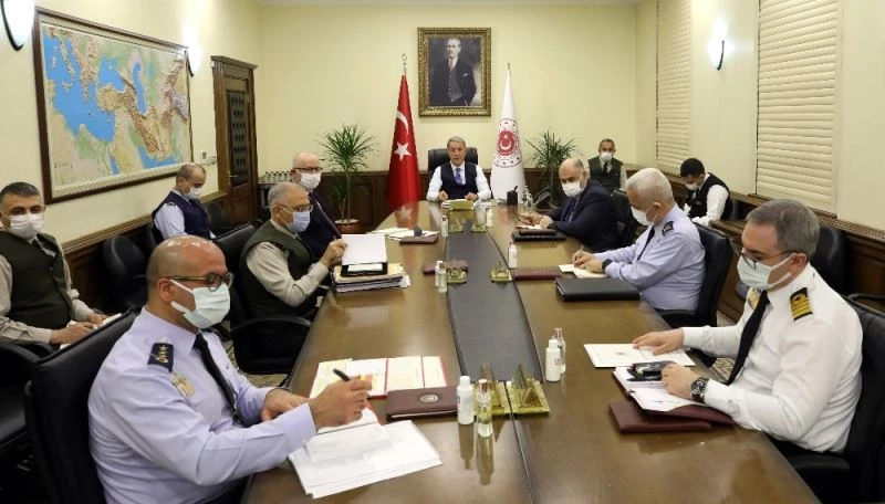 Bakan Akar birlik komutanlarından video konferans yöntemi ile bilgi aldı
