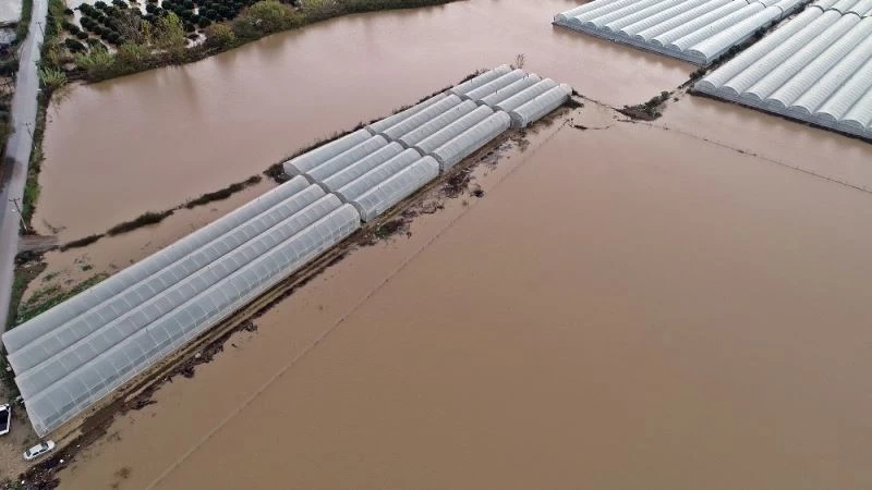 Sular altında kalan tarım arazilerinin başından ayrılmadılar
