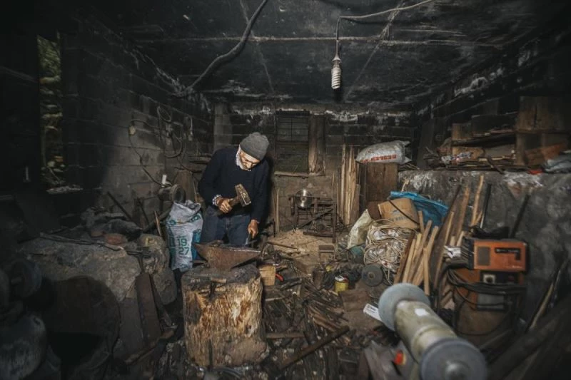 Atık demirler Cafer ustanın elinde 40 yıldır ev ve tarım aletlerine dönüşüyor