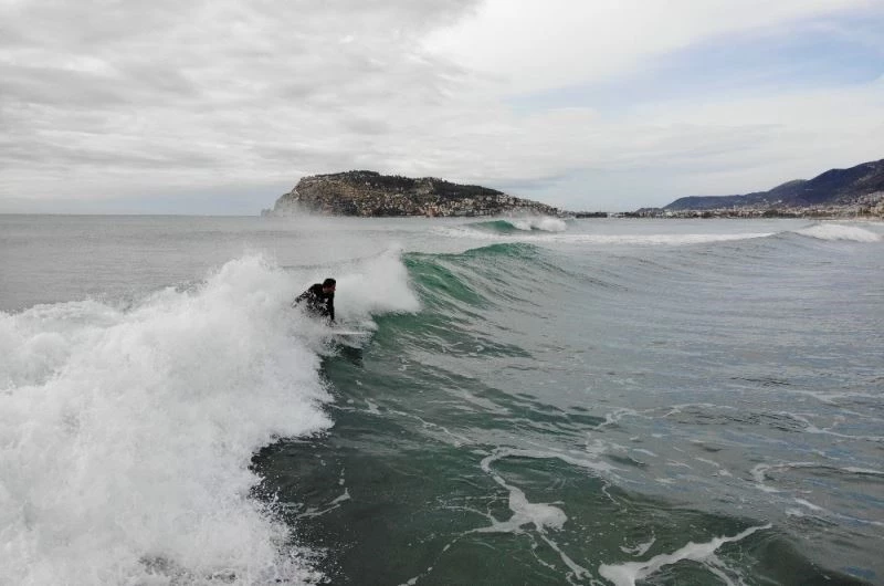 Antalya’da dev dalgalarda sörf keyfi
