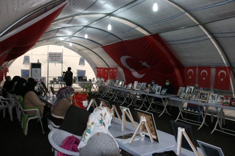 Evlat nöbetindeki aileler soğuk havalara rağmen eylemlerini sürdürüyor
