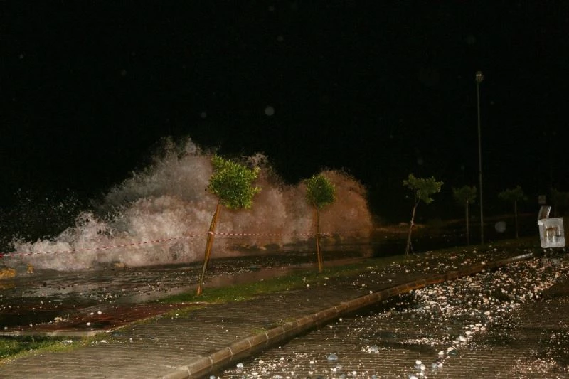 Erdemli’de dalgaların kum ve taşla doldurduğu sahil yolu trafiğe kapandı
