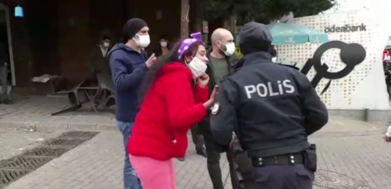 Bursa’da maskesiz kadın önce polise saldırdı, ardından çığlık atarak kaçmaya başladı
