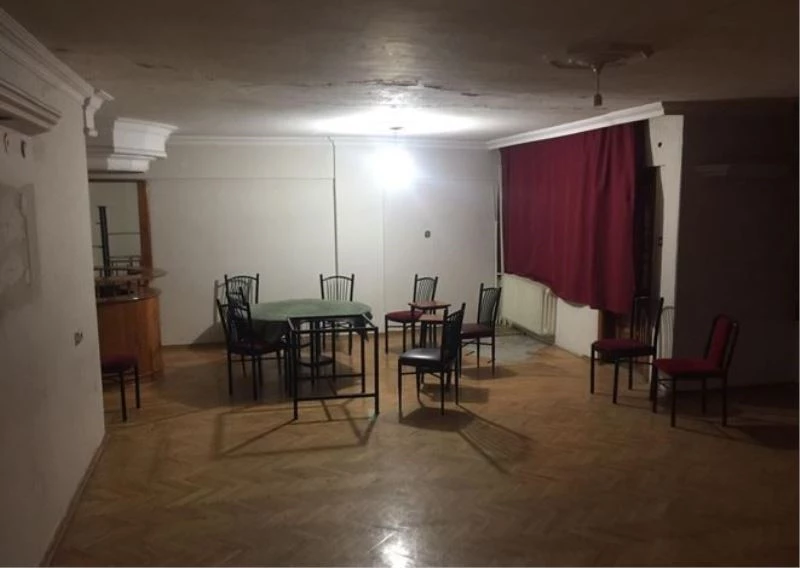 Evleri eğlence mekanına dönüştürerek kumar oynadılar
