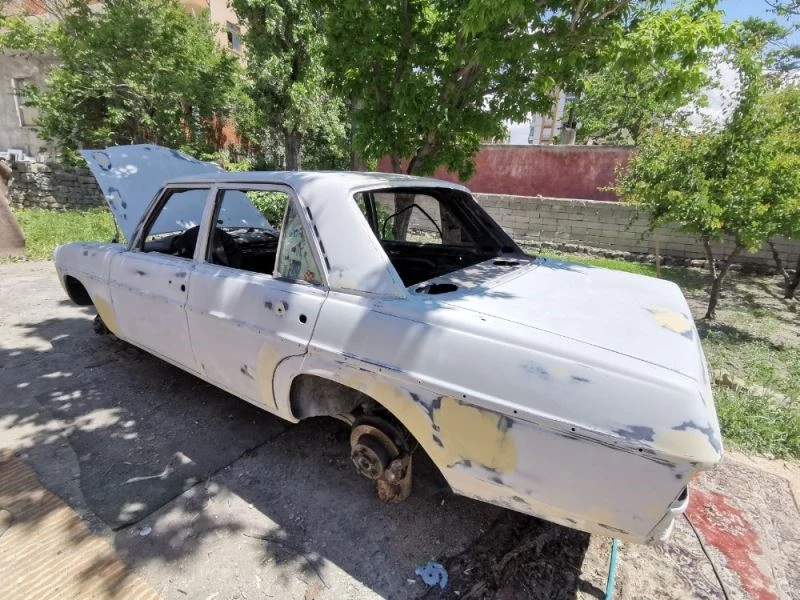 Klasik otomobil düşkünü tamirci
