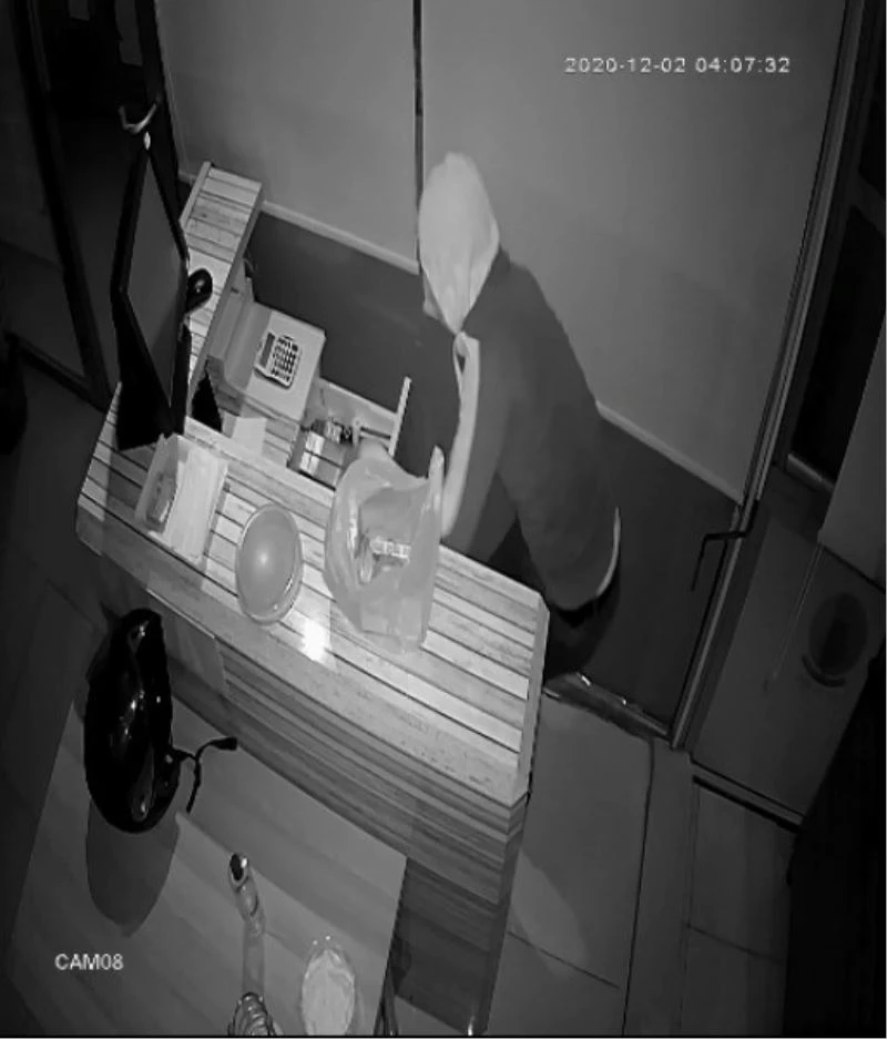 Heyecandan ağzı kuruyan hırsız süs havuzundan su içti, sonra çaldı
