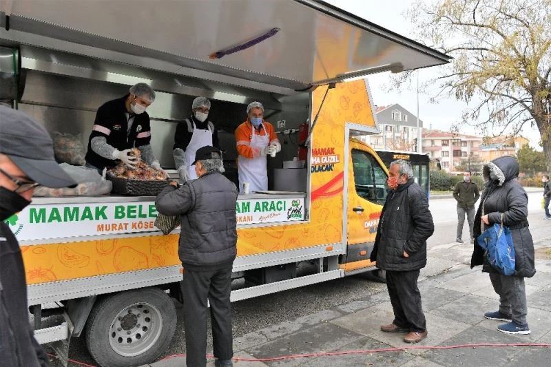 Çorba dağıtırken söylediği şarkılarla vatandaşın gözdesi oldu
