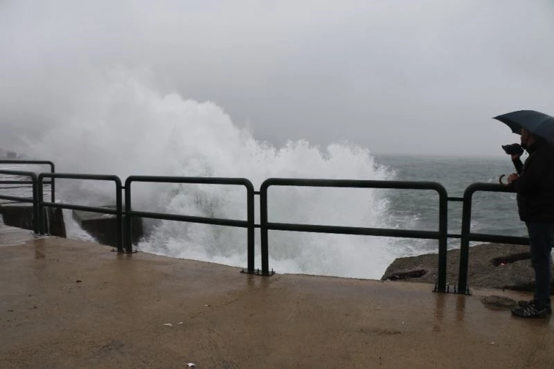 Limandaki dalgalar 7 metrelik duvarın boyunu aştı
