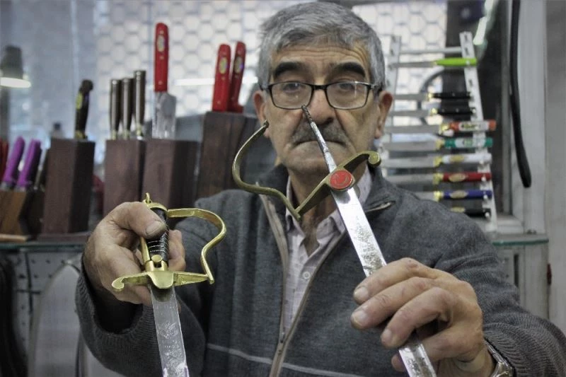 (Özel)  Tarihî kılıçlar Bursalı ustanın elinde ilk günkü ihtişamına kavuşuyor
