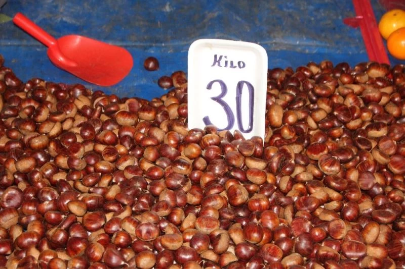 Kilosu 30 TL’ye satılan kestane fiyatıyla el yakıyor
