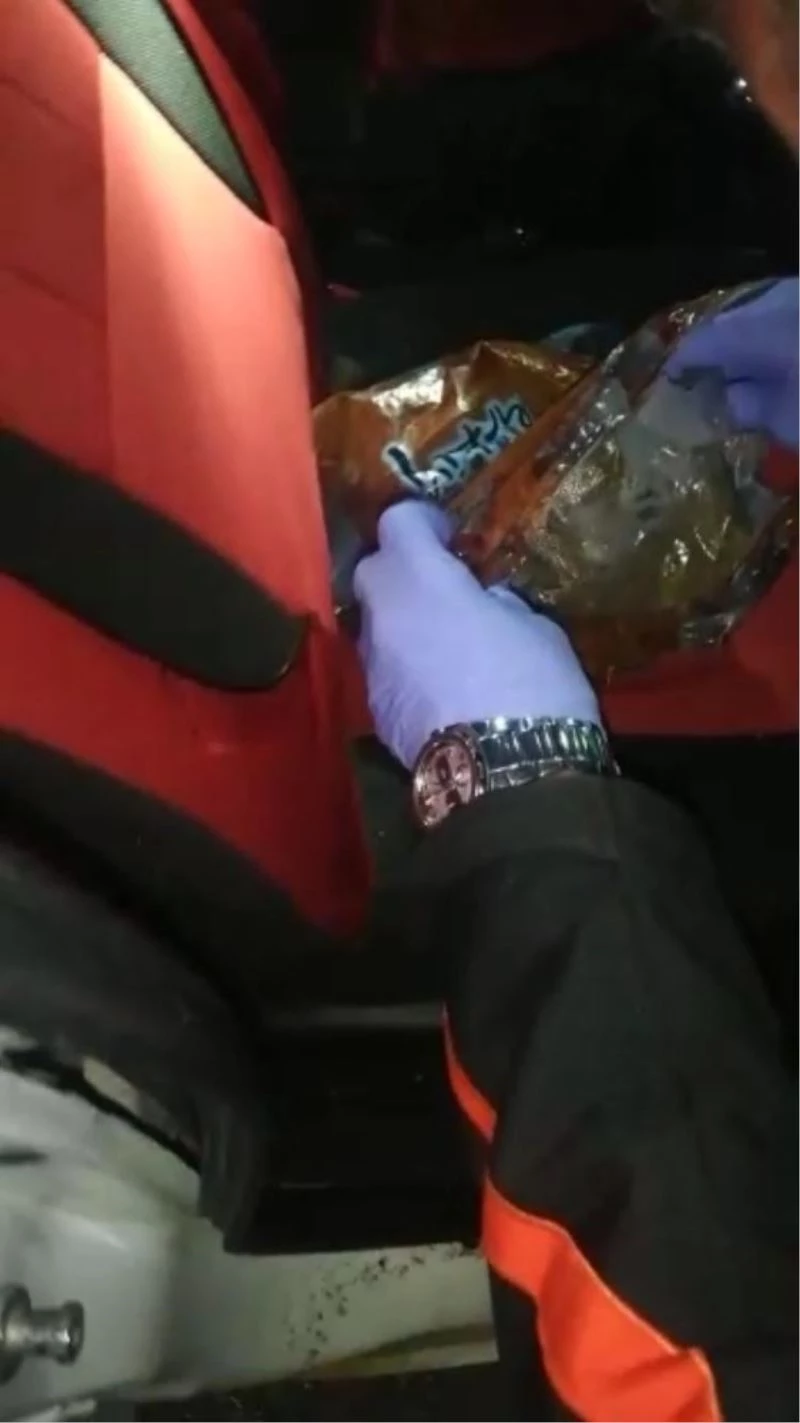 Taksiden 1 kilo uyuşturucu çıktı
