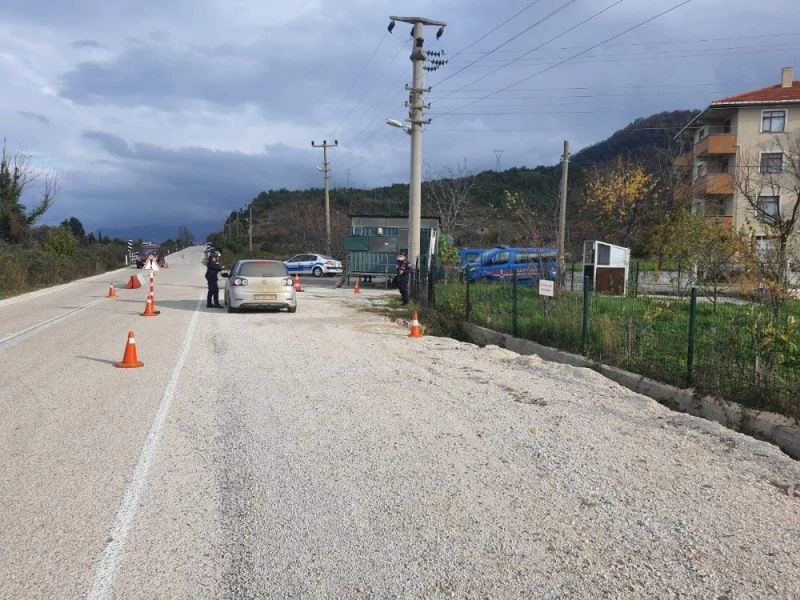 Cide’ye dışarıdan gelen ziyaretçilere yönelik denetimler sürüyor
