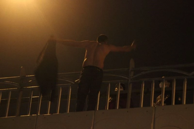 Üst geçidin üstündeki yarı çıplak şahıs polis ekiplerini harekete geçirdi
