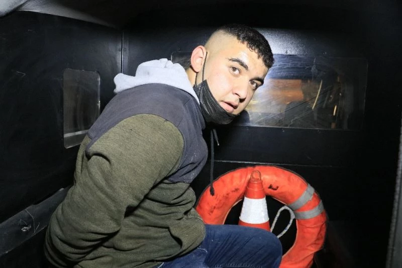 Ev kurşunladılar, bir kişiyi yaraladılar, araba çalıp kaçtıkları sırada yakalandılar
