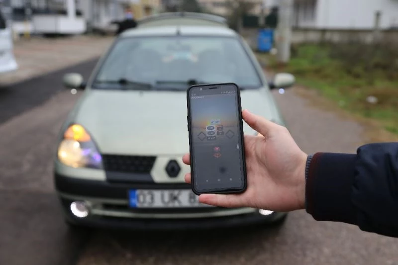 Lise öğrencisi, babasına ait 2003 model otomobili geliştirdiği yazılımla modifiye etti
