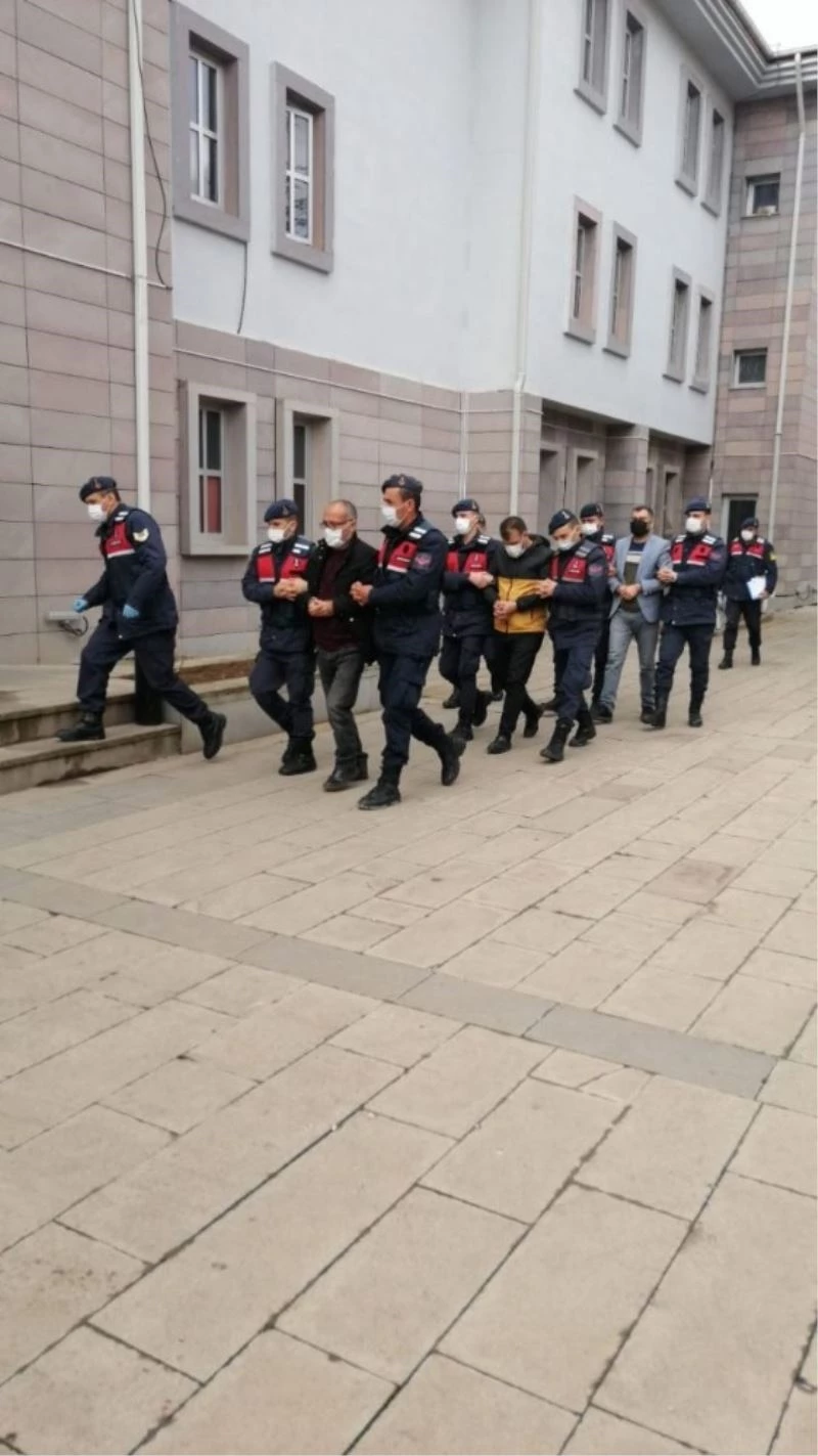 150 bin TL’lik dolandırıcılık yapan sahte jandarmalar adliyeye sevk edildi
