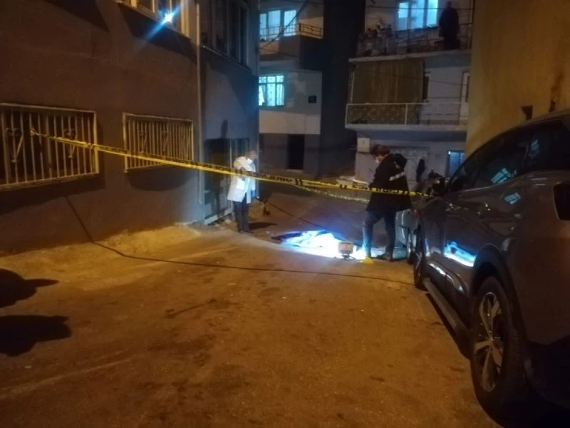 İzmir’de balkondan atladığı ileri sürülen kişi yaşamını yitirdi
