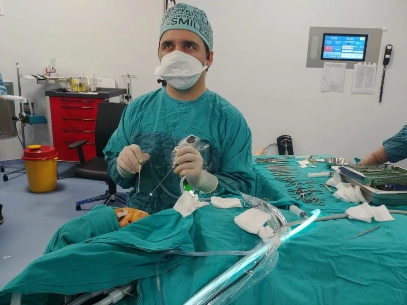 İşitme kaybı olan çocuğa kapalı kulak zarı ameliyatı
