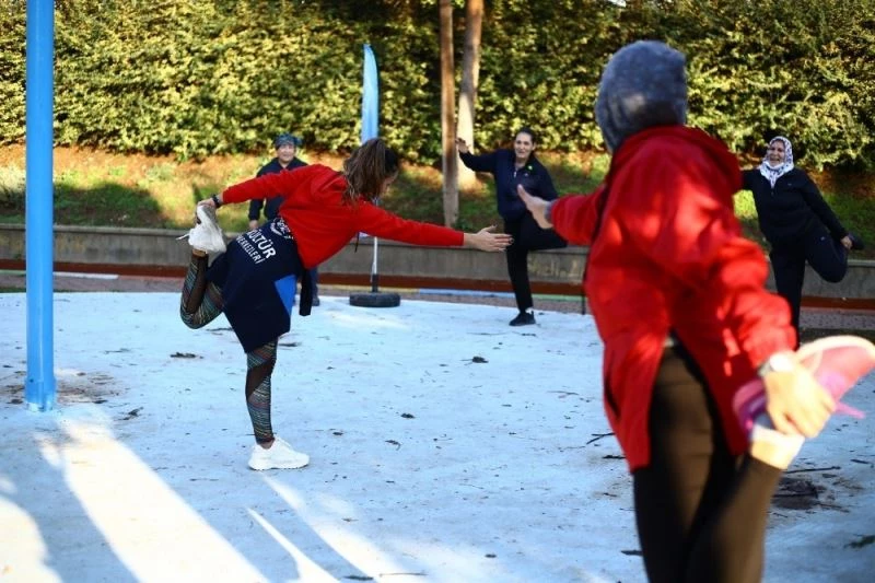 Aydınlılar Büyükşehirin eğitmenleriyle sabah sporu yapıyor
