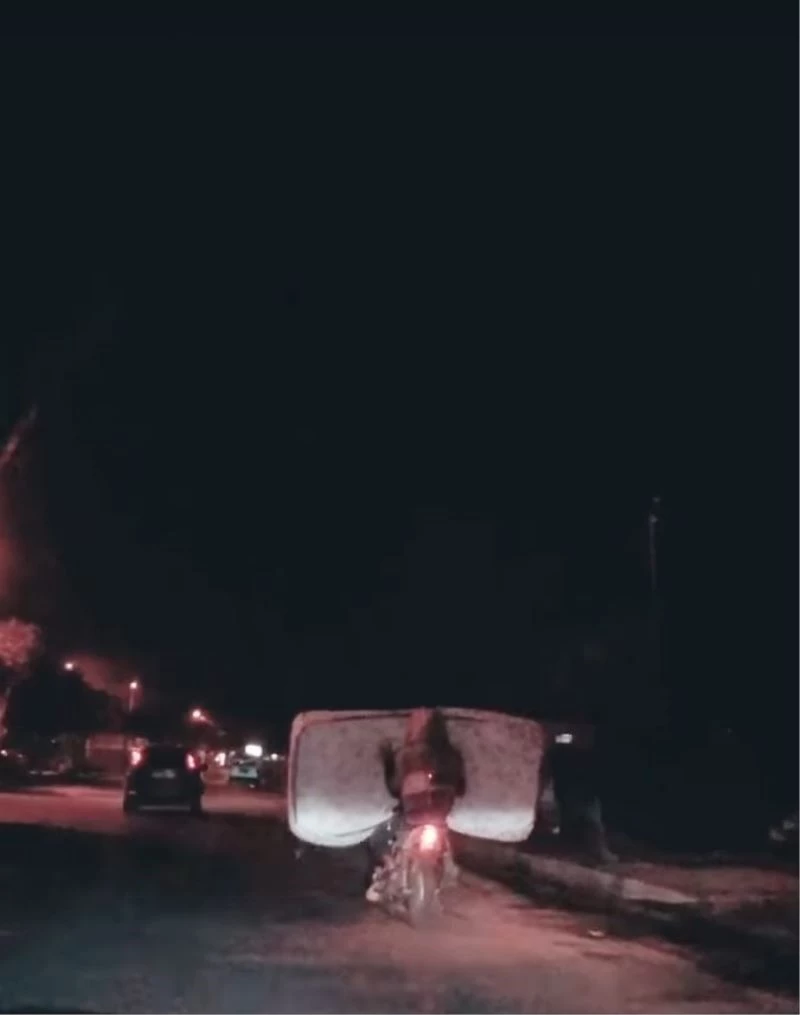 Motosikletli sürücünün yatakla tehlikeli yolculuğu
