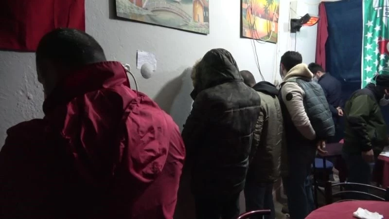 (Özel) Kısıtlamada Pitbull korumalı kumarhaneye baskın kamerada
